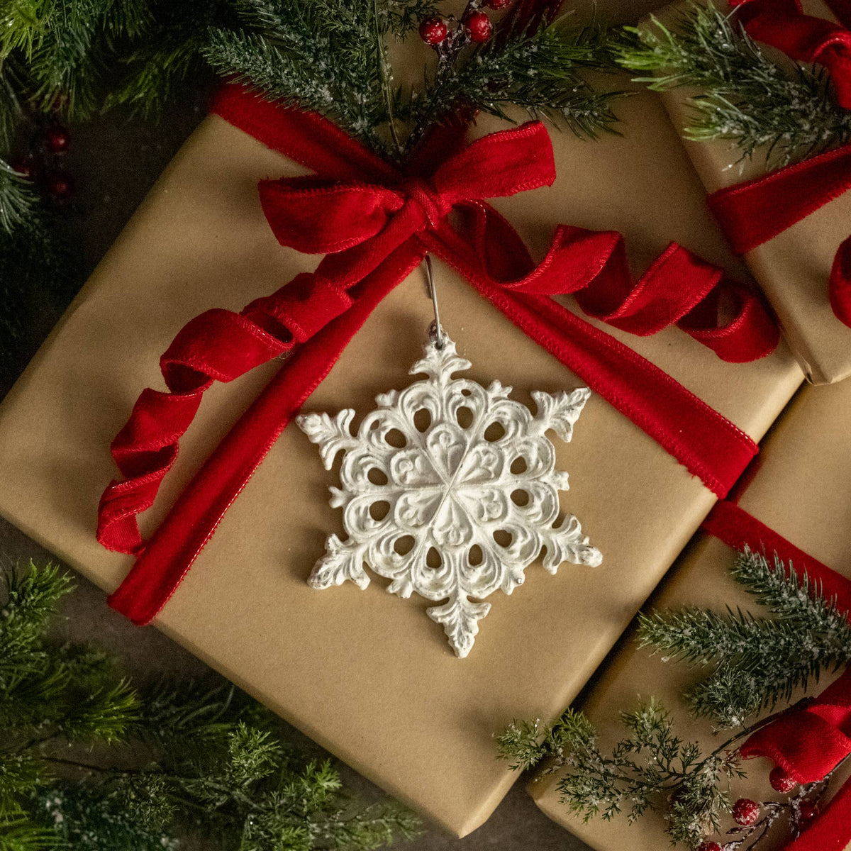WHITE DANIELLA SNOWFLAKE ORNAMENT
