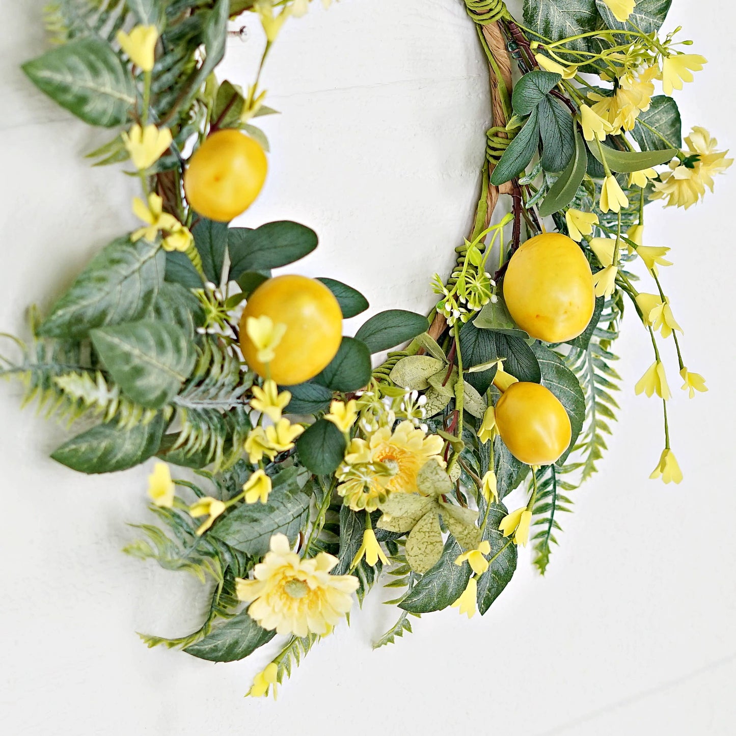 35550- 22in Wreath-Lemon w.Daisy and flocked Salal Leaves