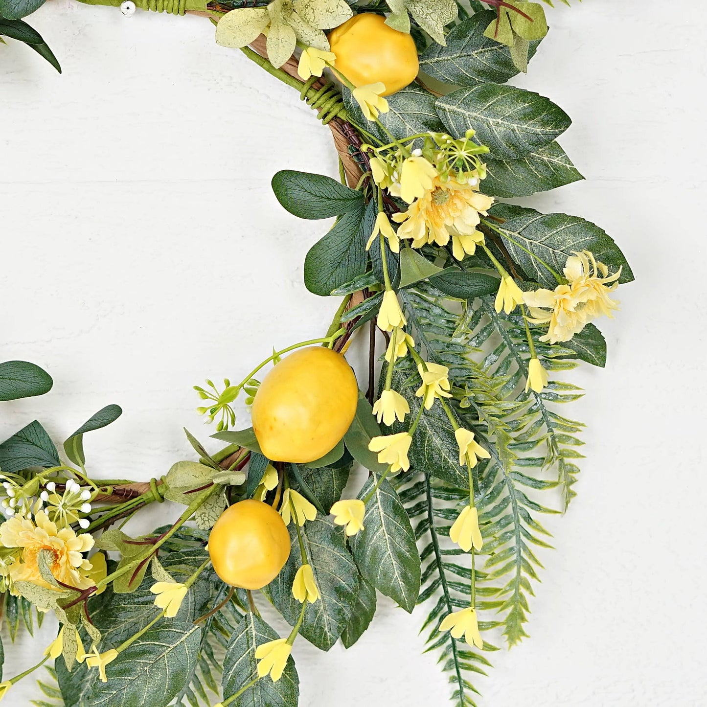 35550- 22in Wreath-Lemon w.Daisy and flocked Salal Leaves