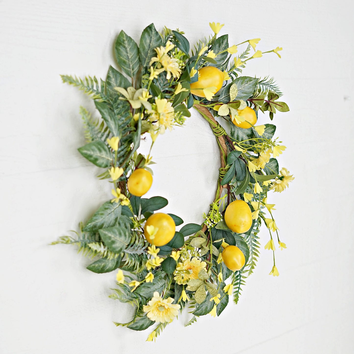 35550- 22in Wreath-Lemon w.Daisy and flocked Salal Leaves