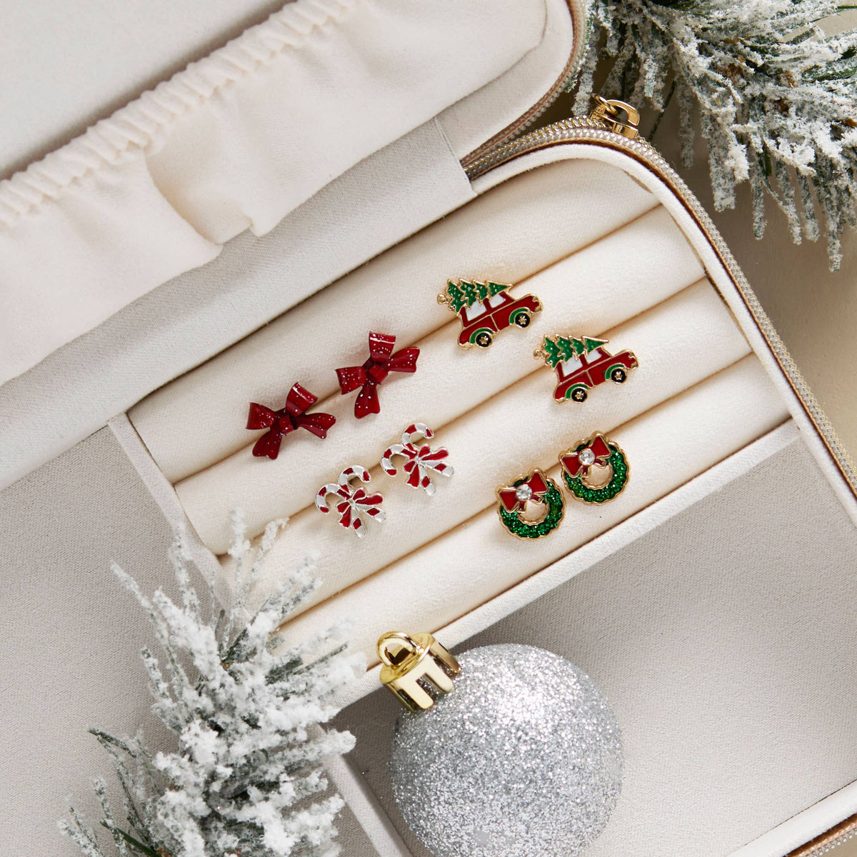 Christmas Wreath Studs - Gold